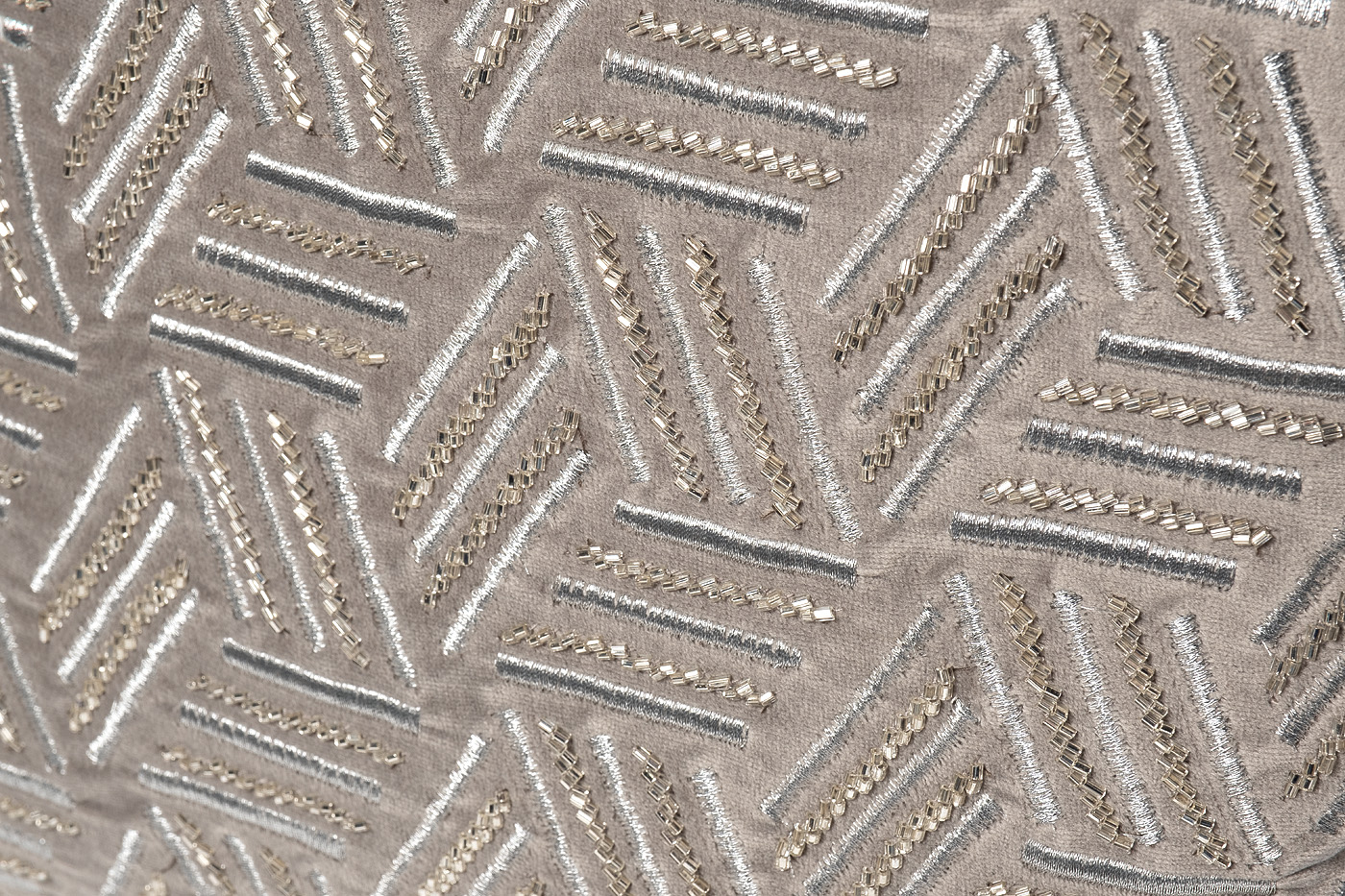 70SW-20310 Подушка с бисером "Плетенка" серебро