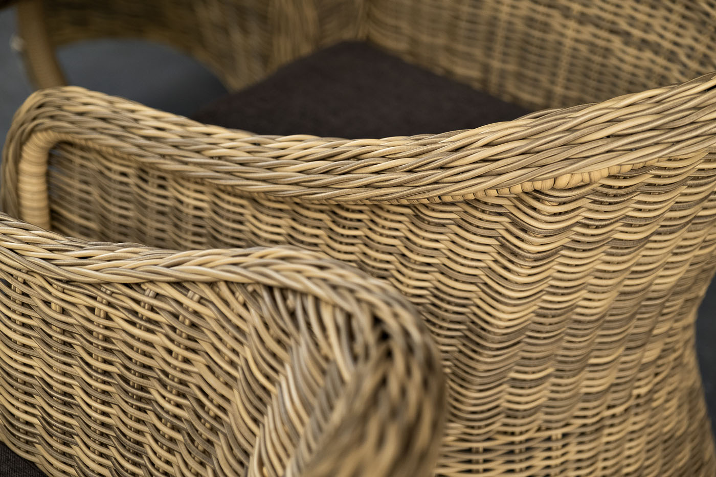 "Равенс" плетеное кресло из искусственного ротанга, цвет соломенный с серой подушкой