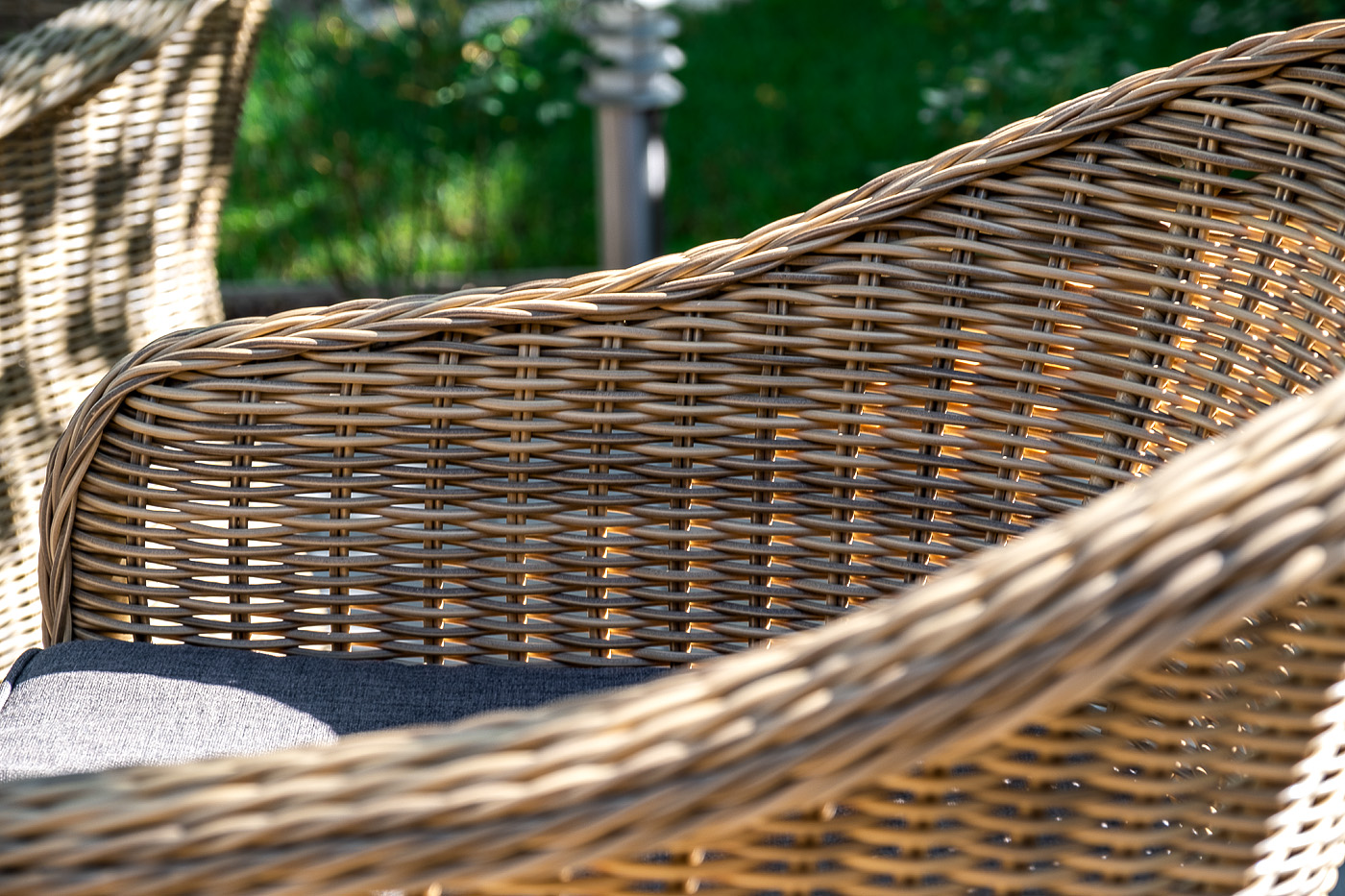 "Равенс" плетеное кресло из искусственного ротанга, цвет соломенный с серой подушкой