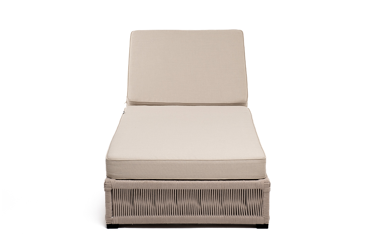 "Ривьера" шезлонг плетеный из роупа, каркас алюминий белый муар, роуп бежевый круглый, ткань бежевая